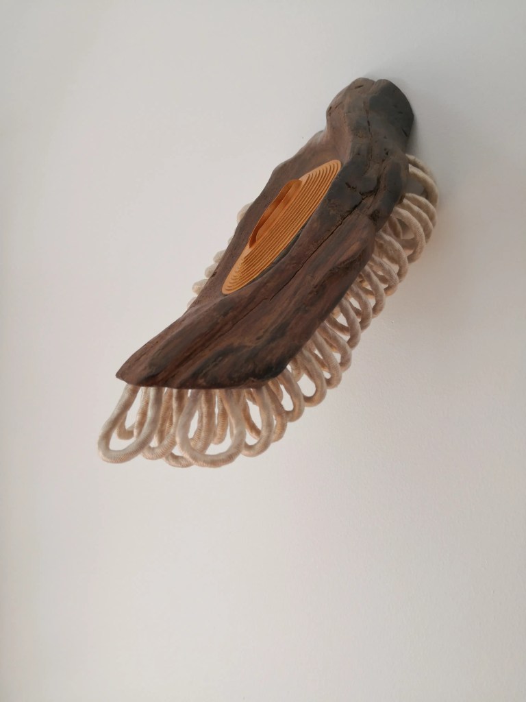 “Sem Título “, 2019, Tapestry object (wood, polyester, cotton, paper and acrylic ink), 13x13x30cm, copyright Alves Dias

